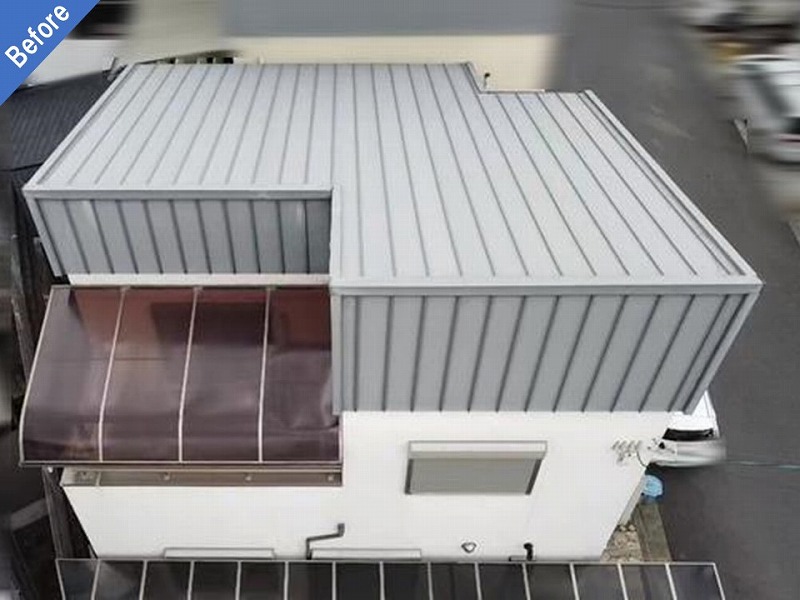 屋根塗装前のガルバリウム鋼板屋根の戸建て