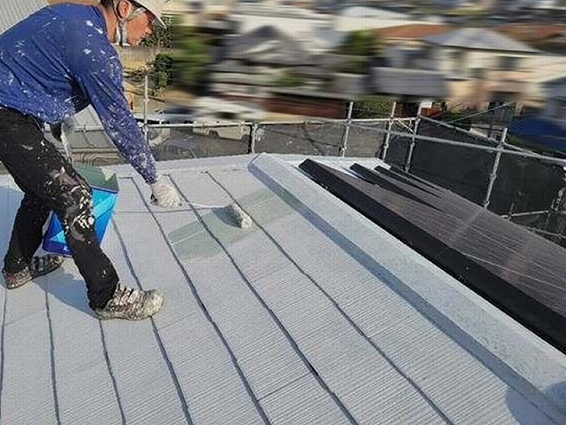 屋根塗装をしている職人