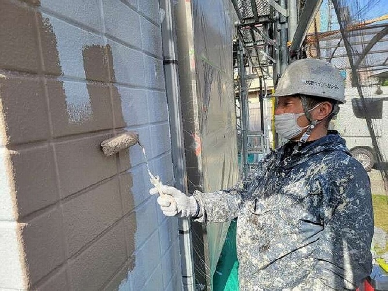 外壁塗装している職人